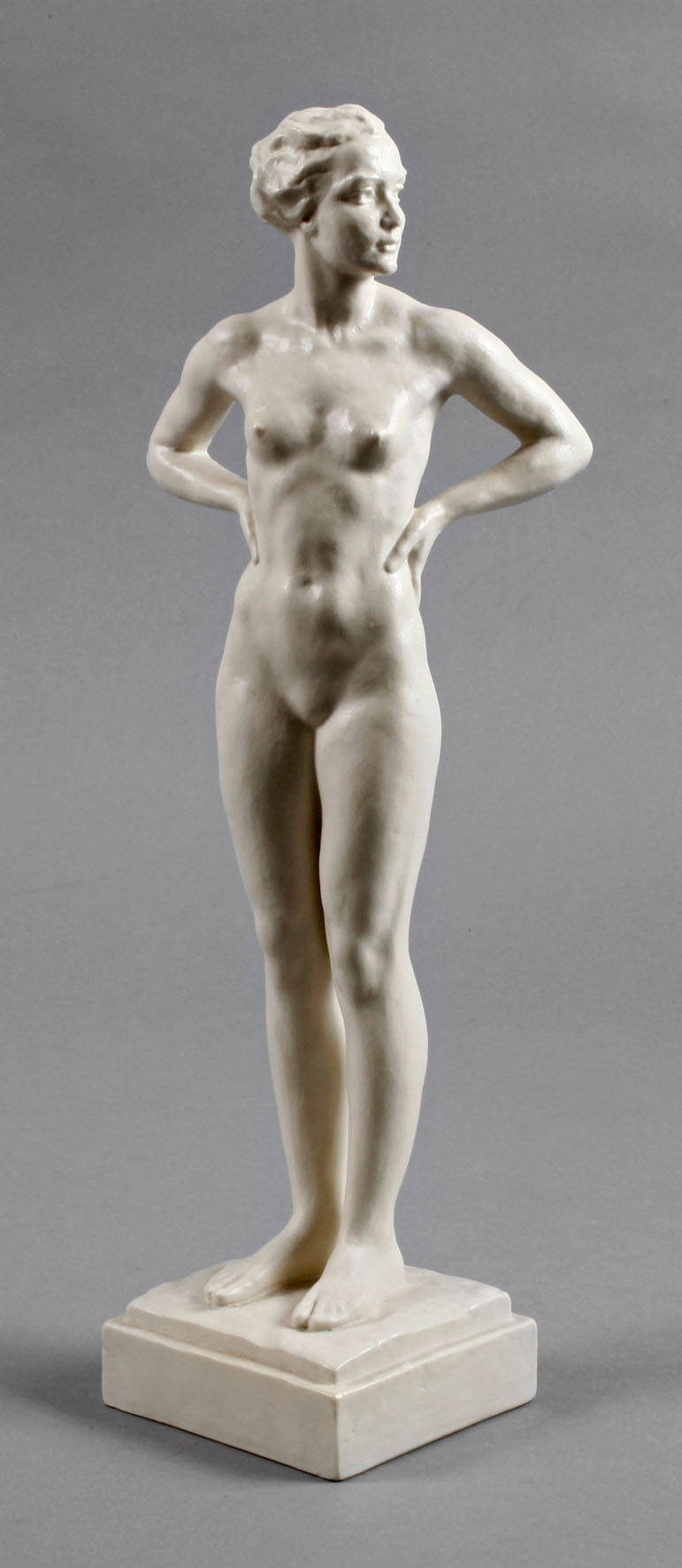 Rosenthal stehender weiblicher Akt