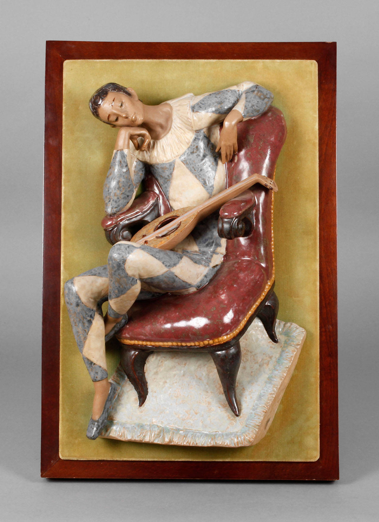 Große figürliche Wandplastik