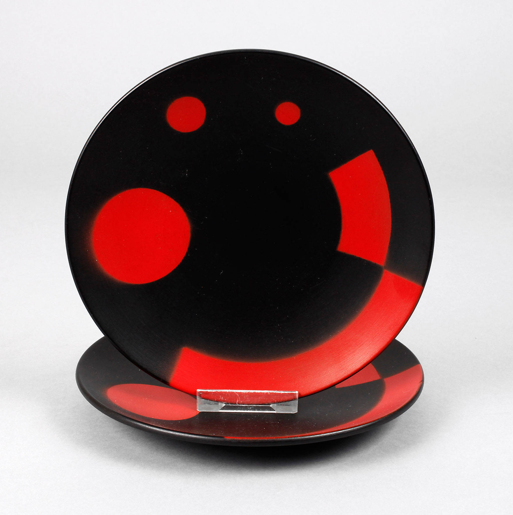 Paar suprematistische Teller