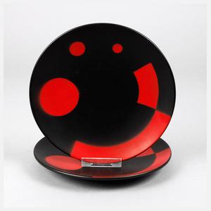 Paar suprematistische Teller