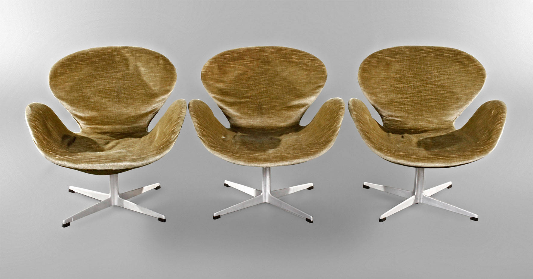 Drei Swan-Chairs Arne Jacobsen