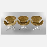 Drei Swan-Chairs Arne Jacobsen111