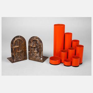 Paar Buchstützen und Stifthalter