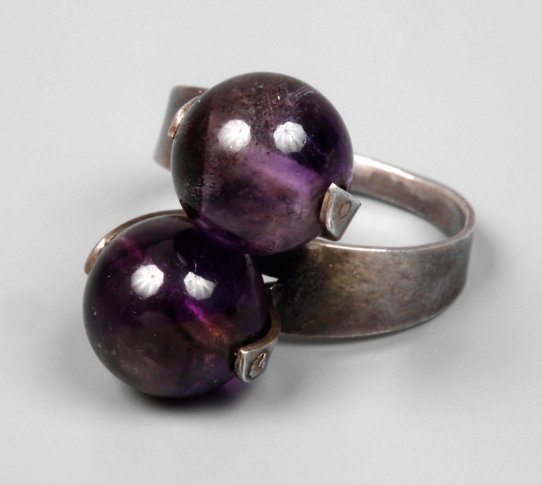 Ring mit Amethystkugeln