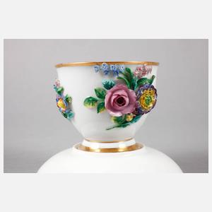 Meissen Tasse mit plastischen Blüten