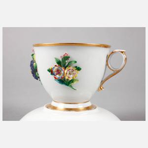 Meissen Tasse mit plastischen Blüten