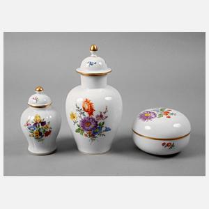 Meissen zwei Vasen und eine Dose