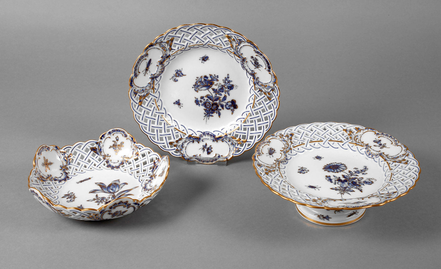 Meissen drei Durchbruchteile ”Blaue Blume mit Insekten”