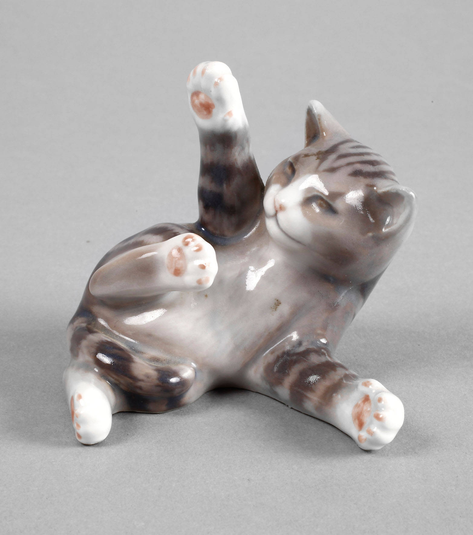 Königliche Manufaktur Kopenhagen spielende Katze