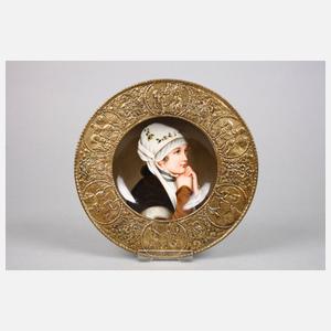 Paar Porzellanteller mit Messingmontierung