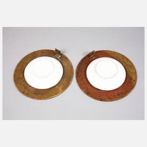Paar Porzellanteller mit Messingmontierung