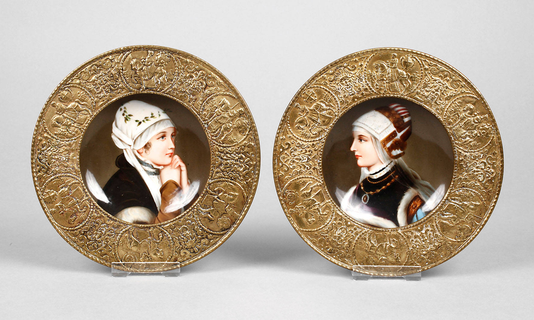 Paar Porzellanteller mit Messingmontierung