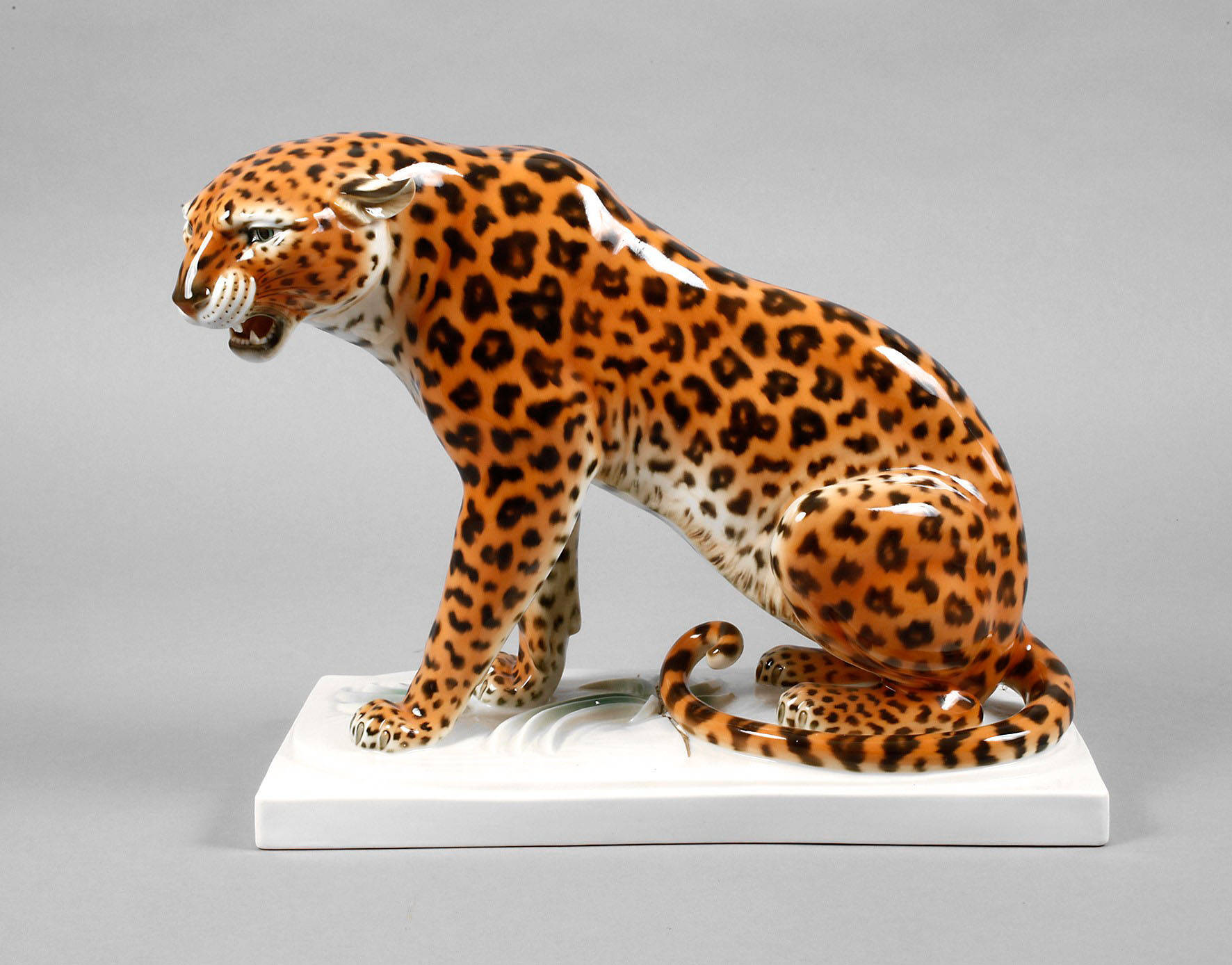 Schwarzburger Werkstätte ”sitzender Leopard”