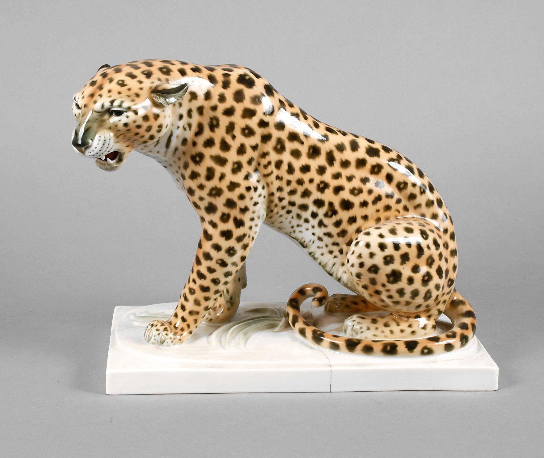 Schwarzburger Werkstätte ”sitzender Leopard”