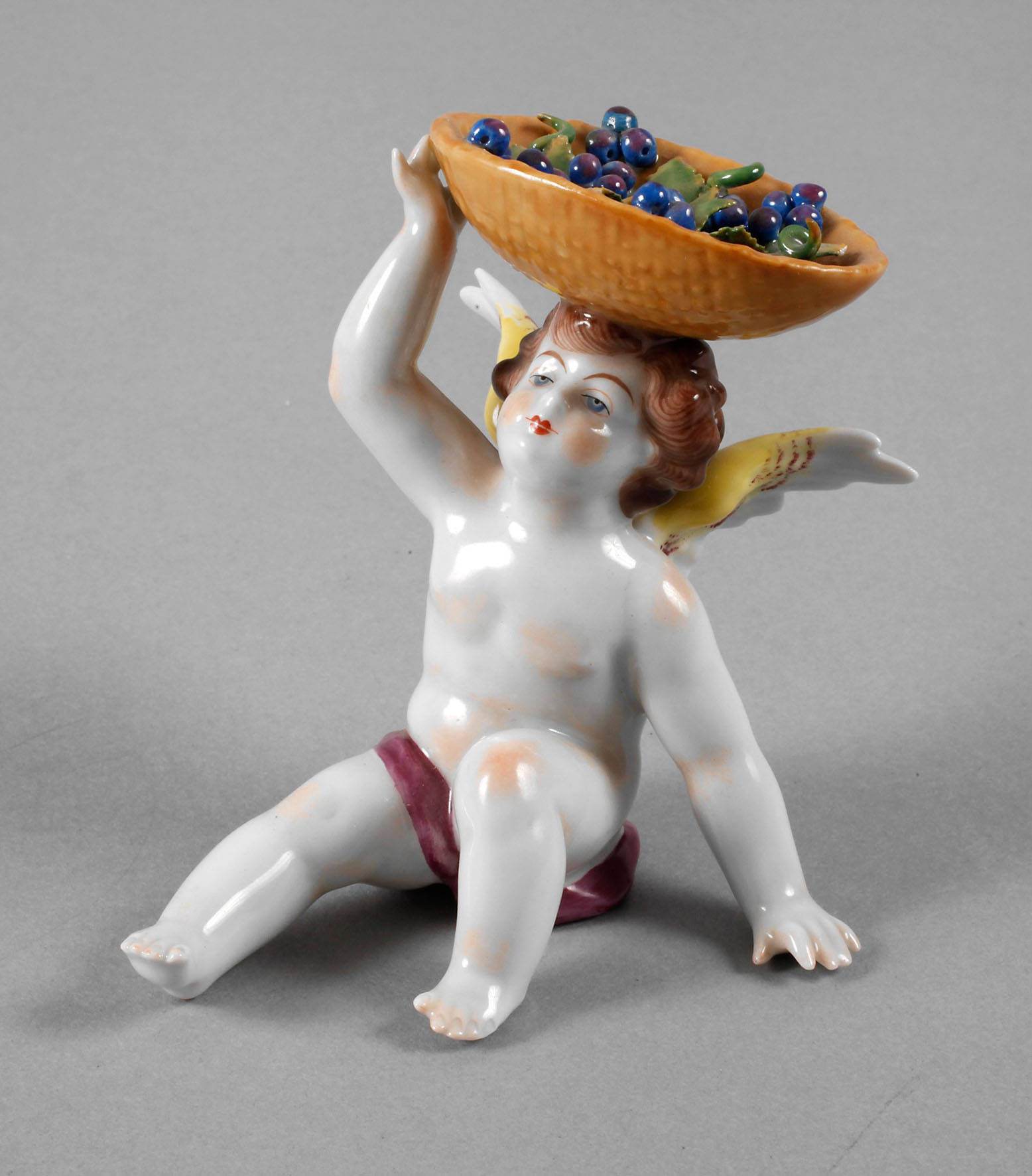 Volkstedt Putto mit Traubenkorb