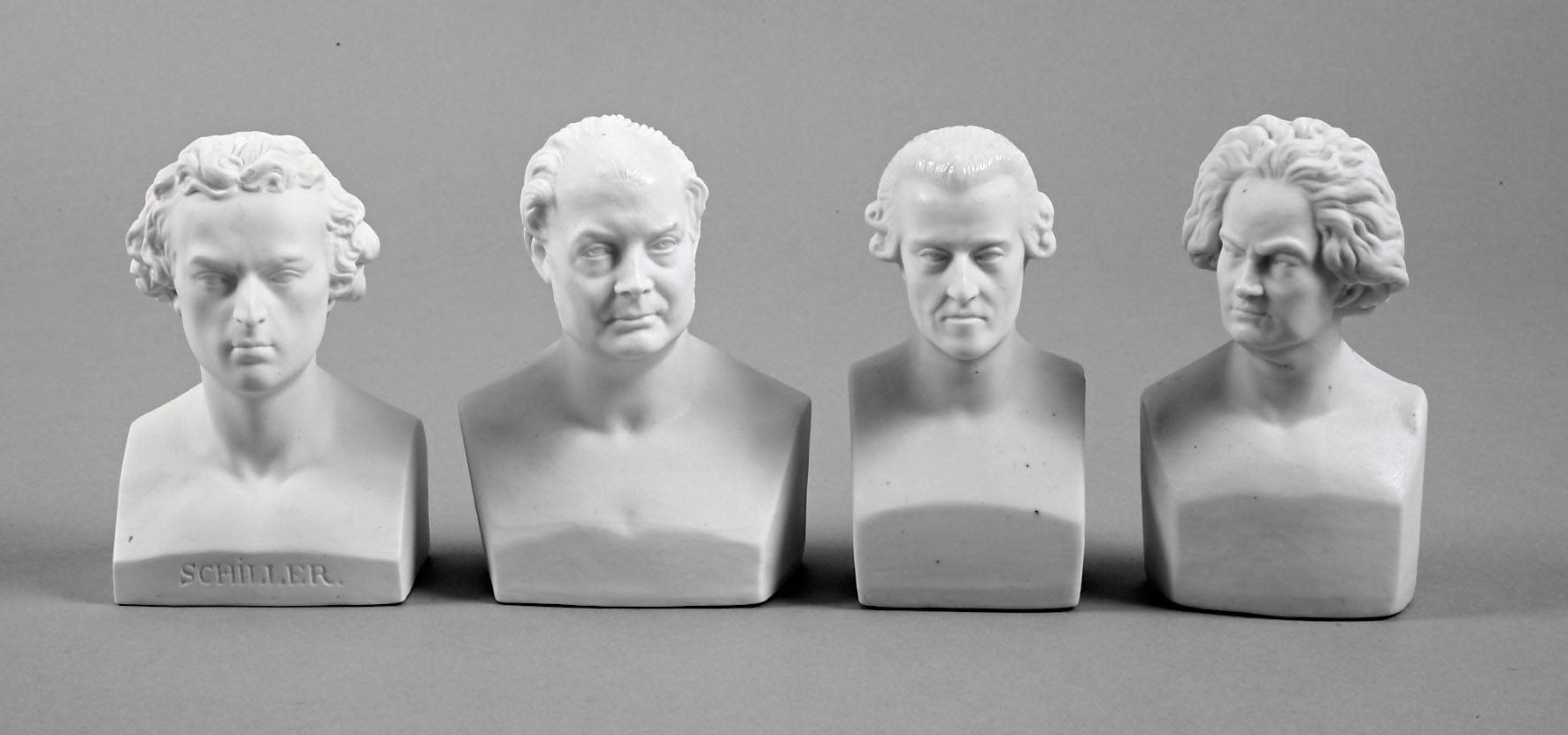 Vier kleine Portraitbüsten