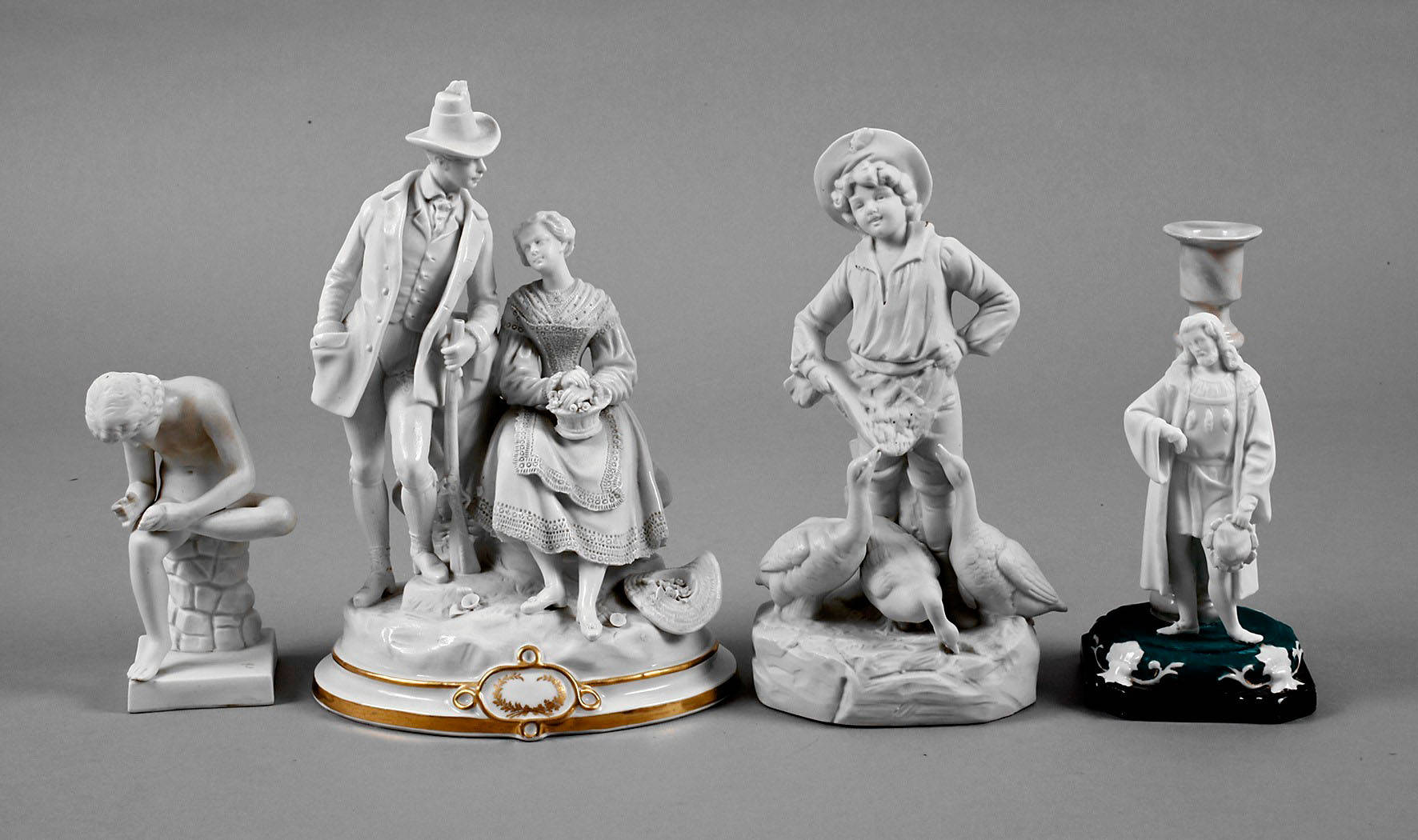 Vier Teile Biskuitporzellan