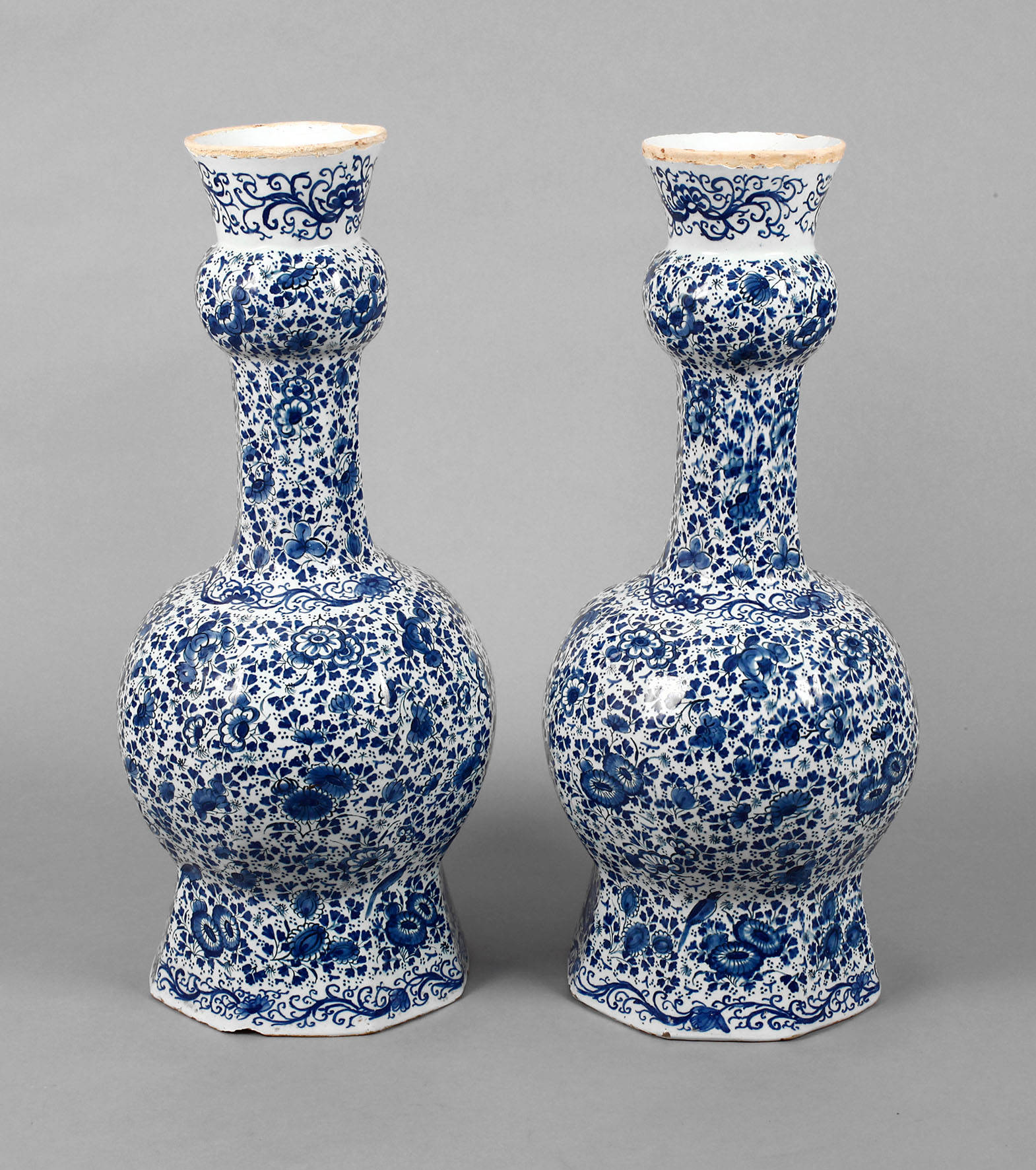 Paar übergroße Fayencevasen