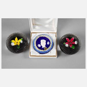 Drei Paperweights