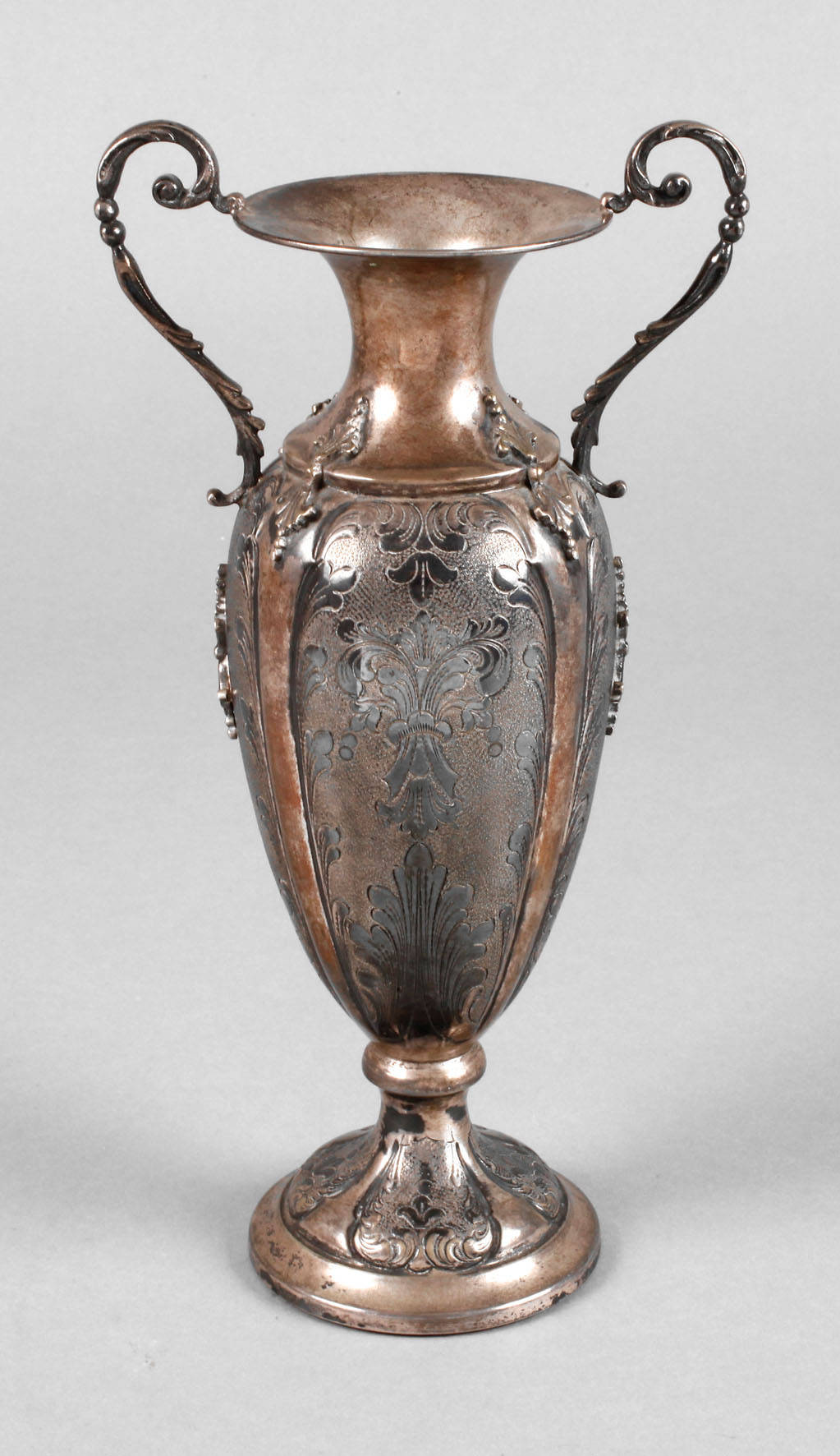 Silbervase in Niellotechnik