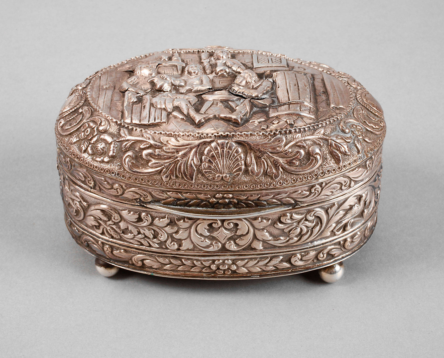 Silberdose mit Trinkerszene