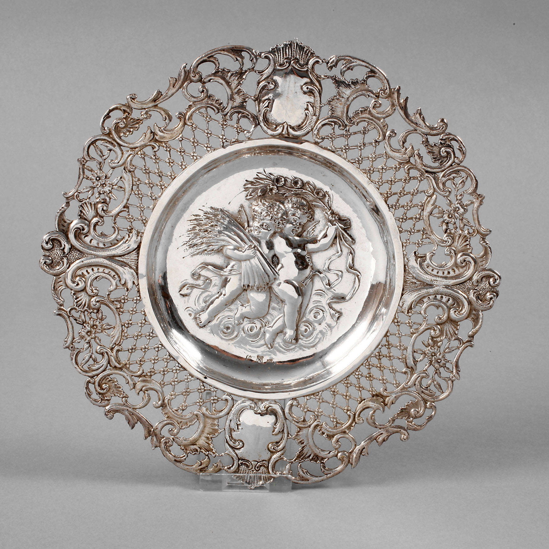 Silberteller mit Putten