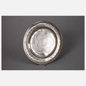 Drei reich gravierte Zinnteller