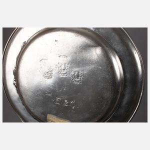 Drei reich gravierte Zinnteller