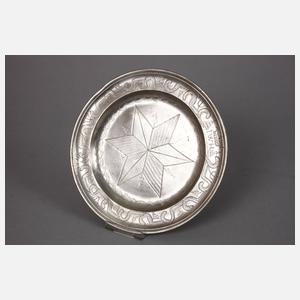 Drei reich gravierte Zinnteller