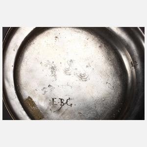 Drei reich gravierte Zinnteller