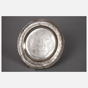 Drei reich gravierte Zinnteller