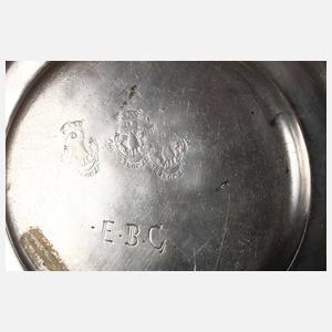 Drei reich gravierte Zinnteller