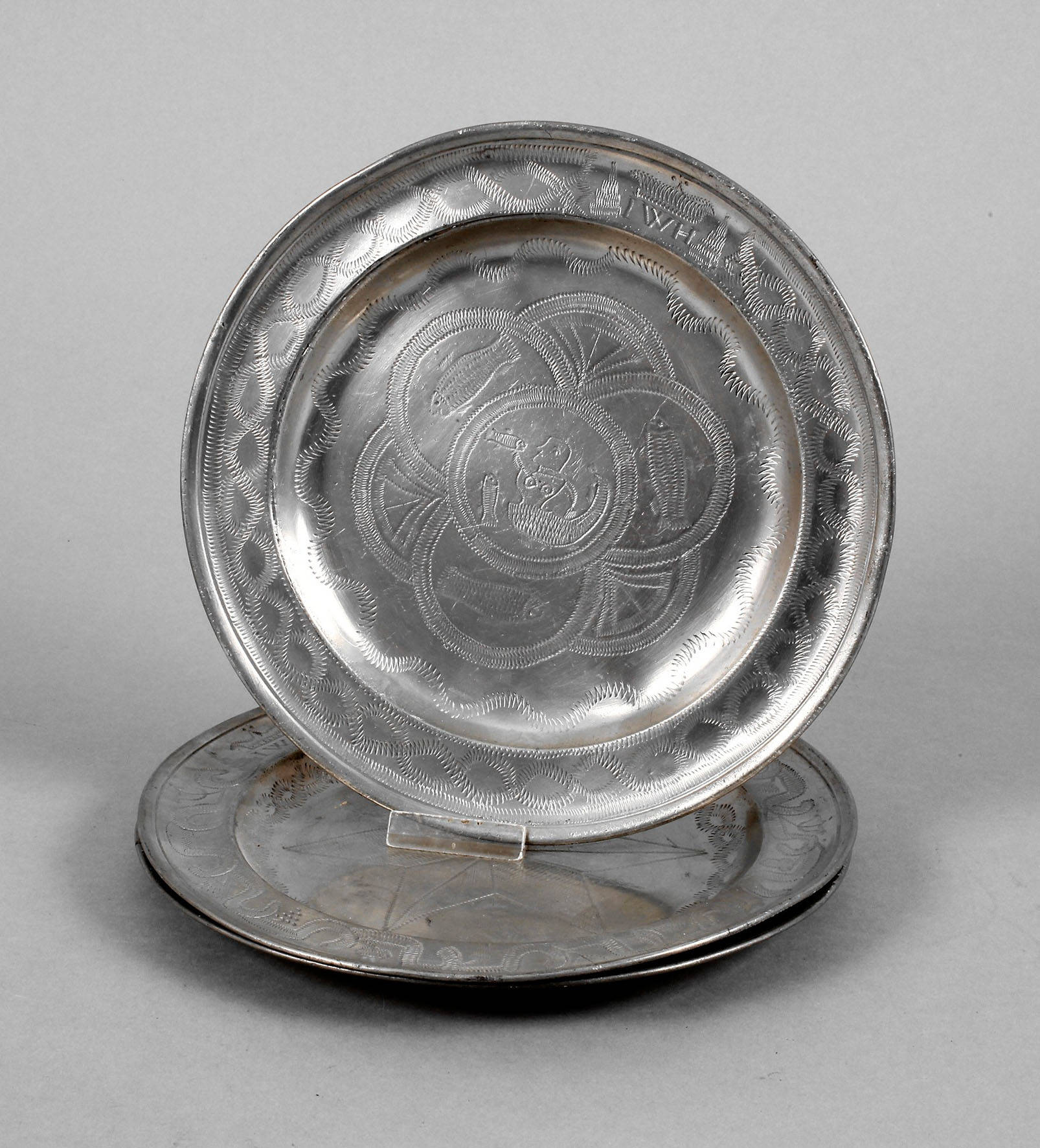 Drei reich gravierte Zinnteller