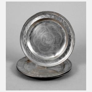 Drei reich gravierte Zinnteller