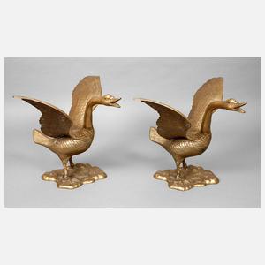 Zwei große Höckerschwäne