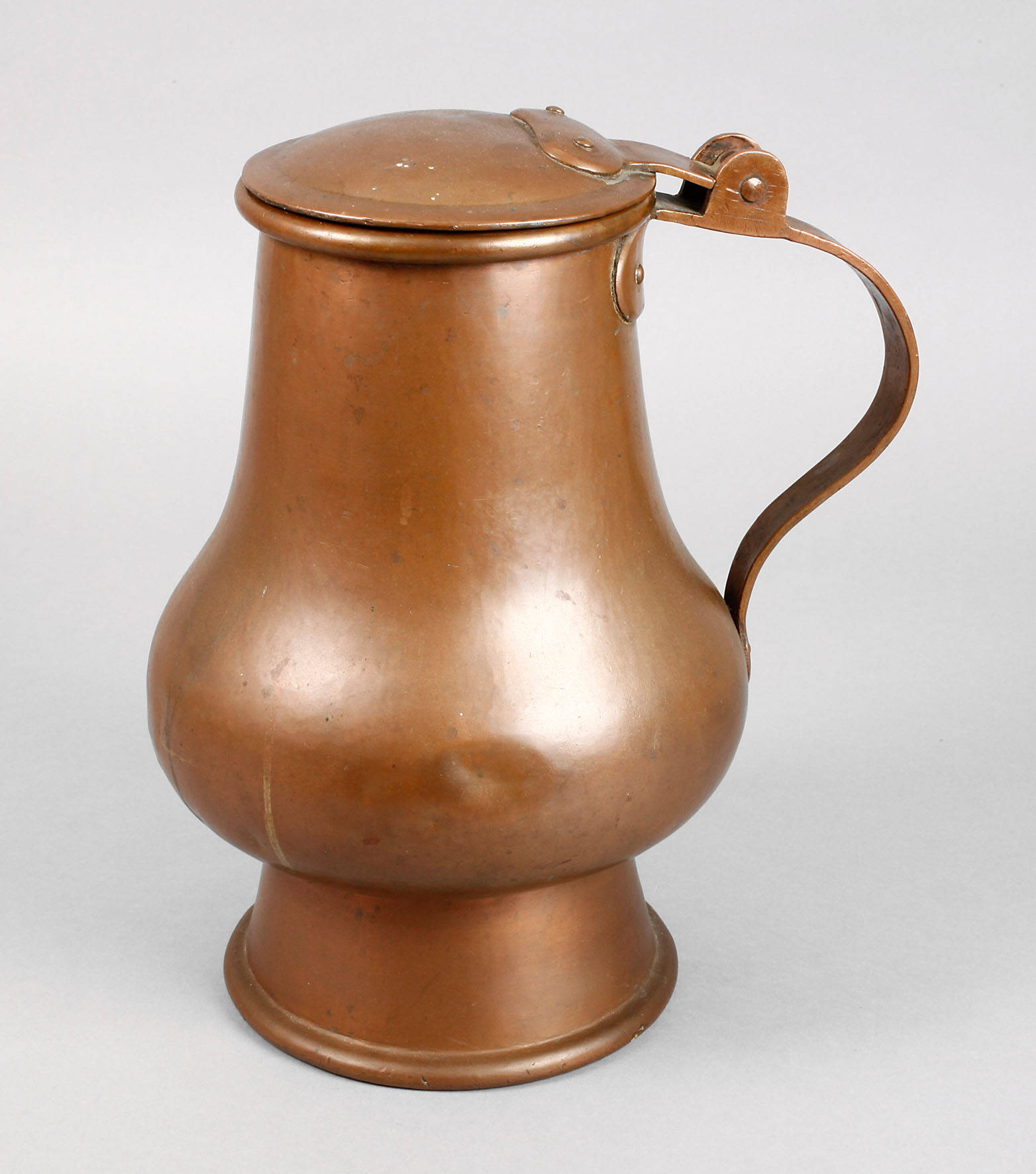 Große massive Kupferkanne