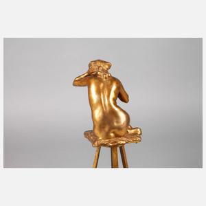 Mädchenakt auf Modelliertisch