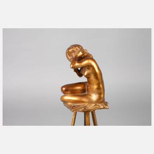 Mädchenakt auf Modelliertisch