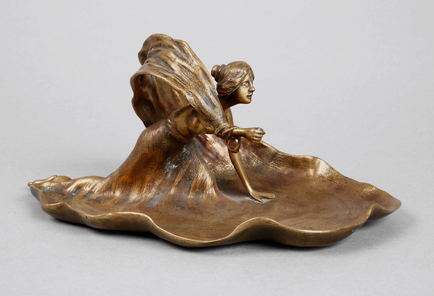 Figürliche Bronzeschale Jugendstil