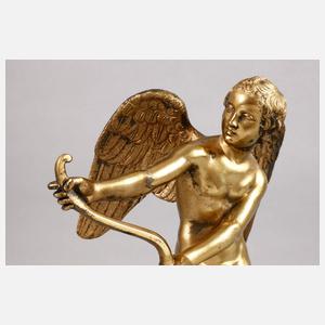Geflügelter Amor mit Pfeil und Bogen