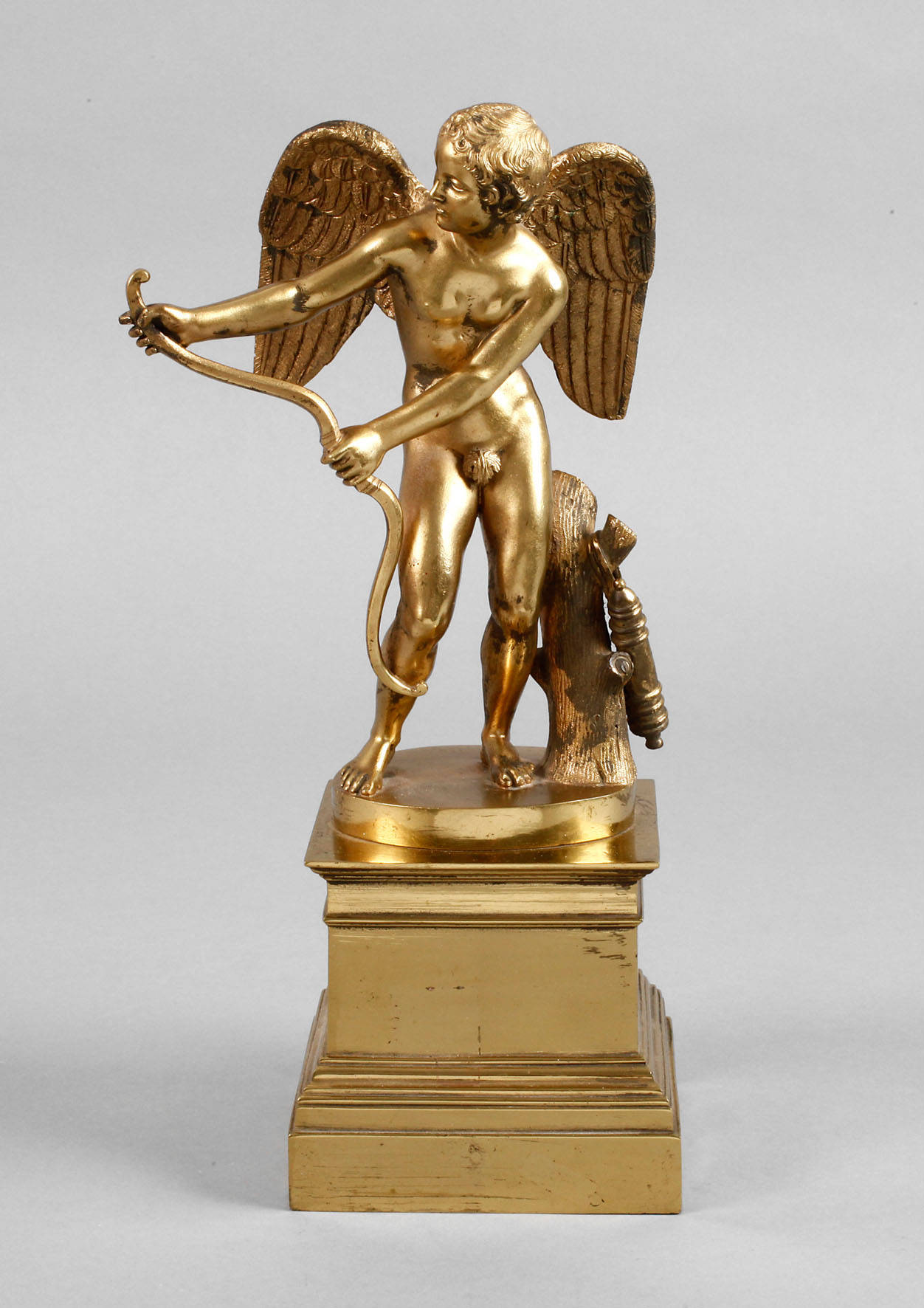 Geflügelter Amor mit Pfeil und Bogen