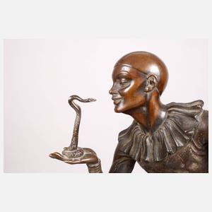 Pierrot als Schlangenbeschwörer