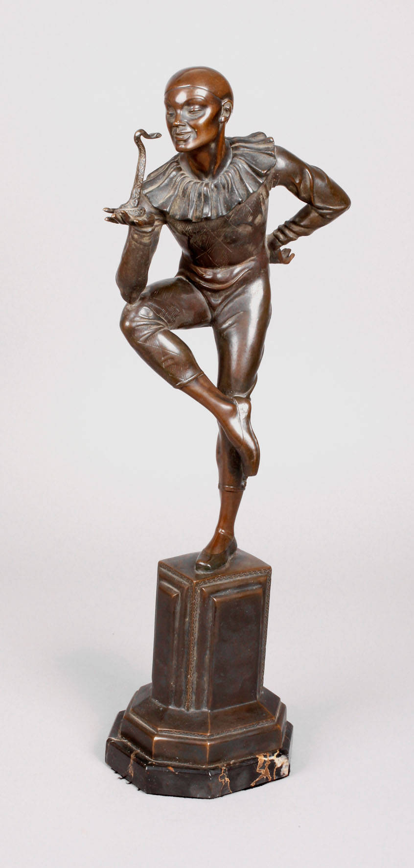 Pierrot als Schlangenbeschwörer