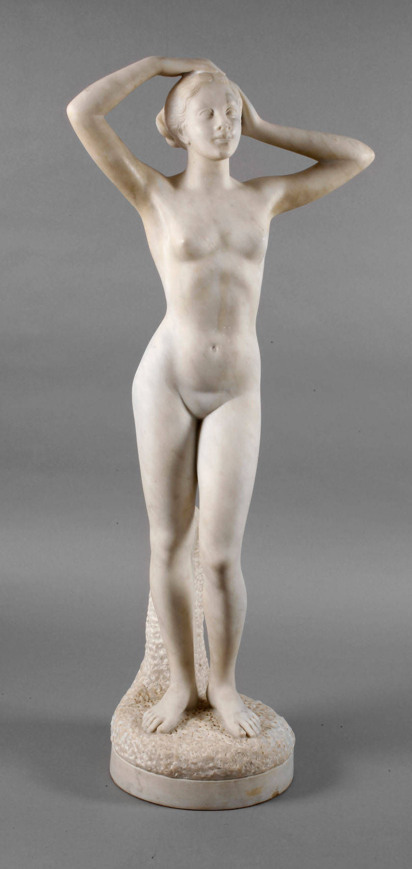 Übergroßer Mädchenakt Marmor