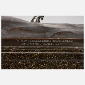 Otto Gerkensmeyer, kapitaler Hirsch auf Holzsockel