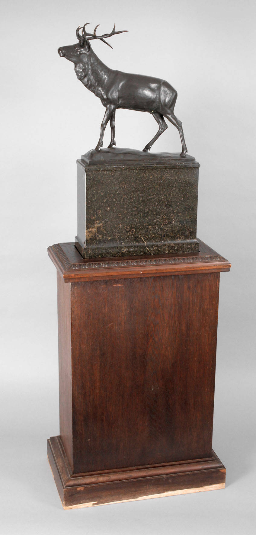 Otto Gerkensmeyer, kapitaler Hirsch auf Holzsockel