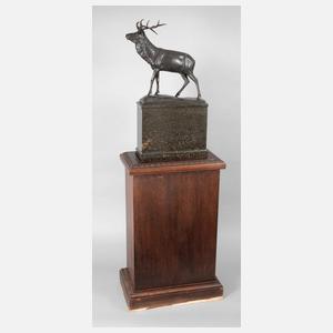 Otto Gerkensmeyer, kapitaler Hirsch auf Holzsockel