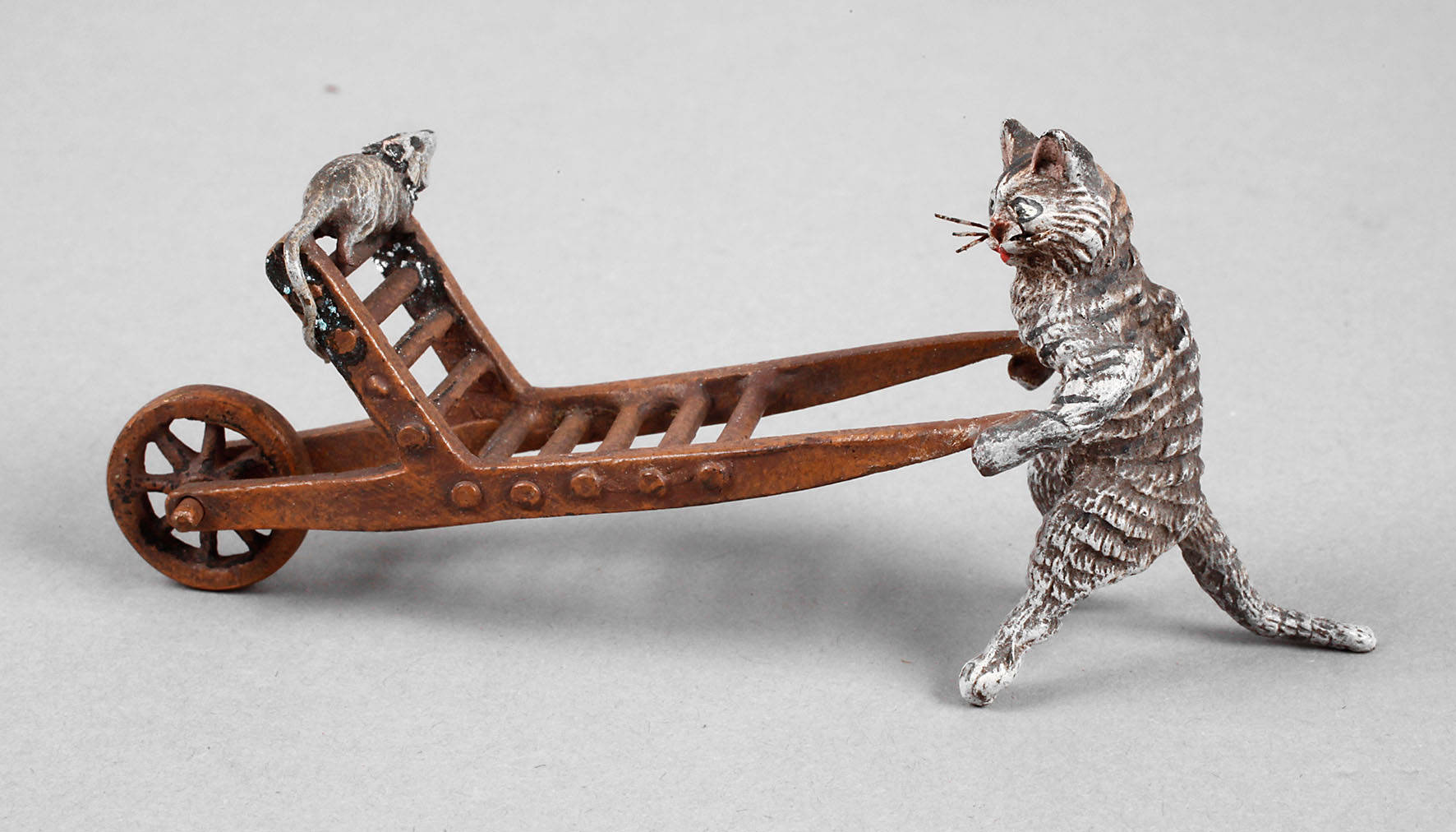 Wiener Bronze Katze mit Schubkarren