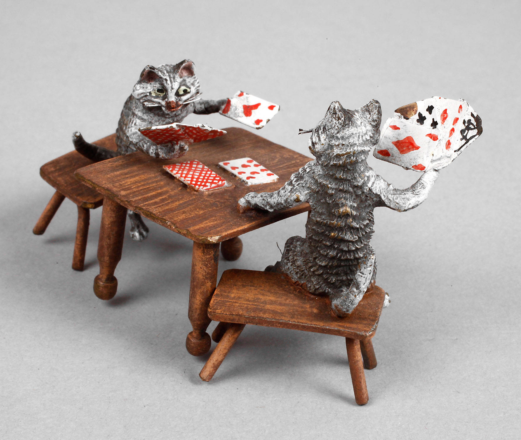 Wiener Bronze Katzen beim Kartenspiel