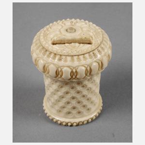Geschnitztes Elfenbeindöschen